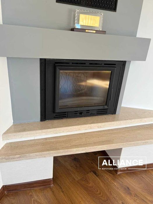 Будинок з ремонтом, р-н Крихівці. Велика ділянка з 2 гаражами.