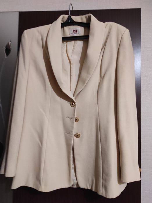 Піджак жіночий кремового кольору