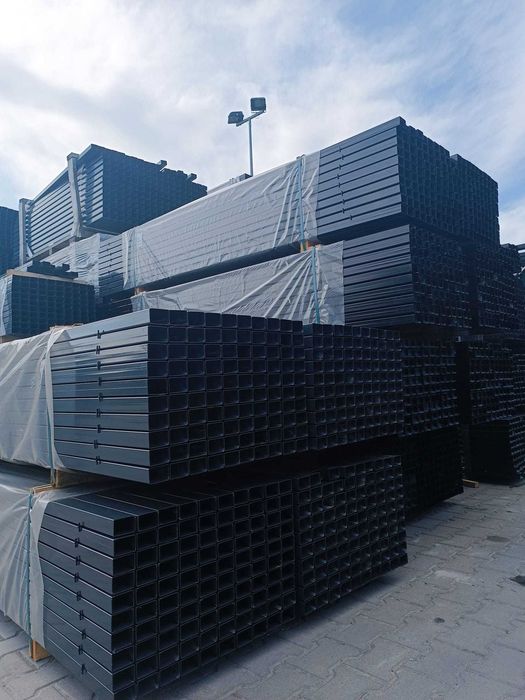 Nowoczesne ogrodzenie panelowe 3D, słupki, podmurówki, obejmy–  MONTAŻ