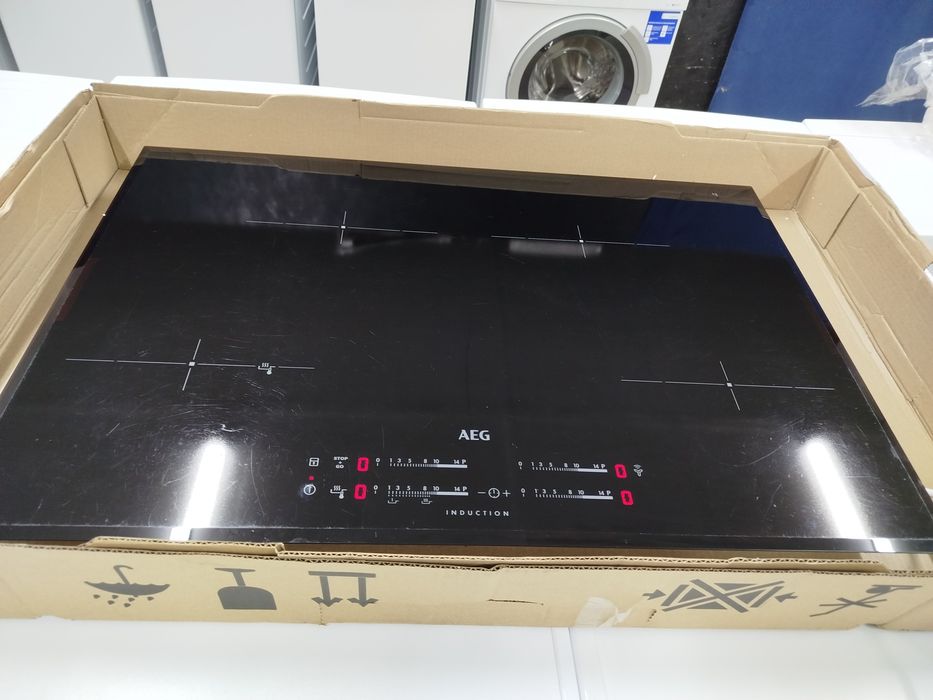 Індукційна варильна поверхня фірми AEG, модель HKM85411FB