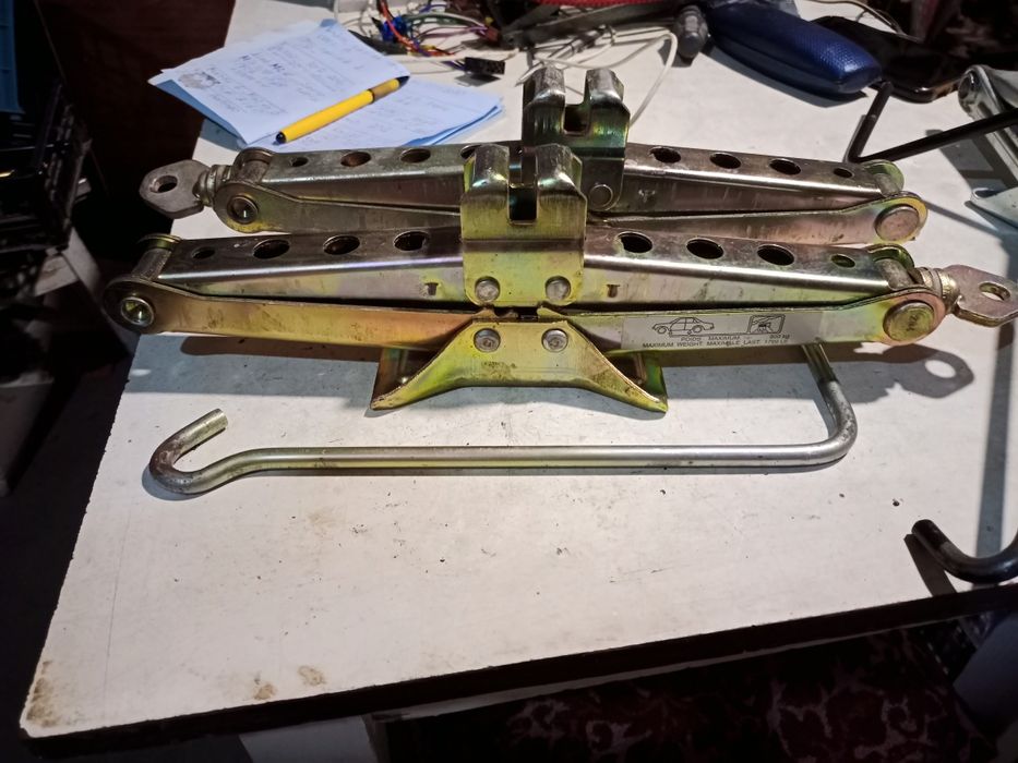 Домкрати для різних марок автомобілів Оригінал Reno. Nissan. Mercedes