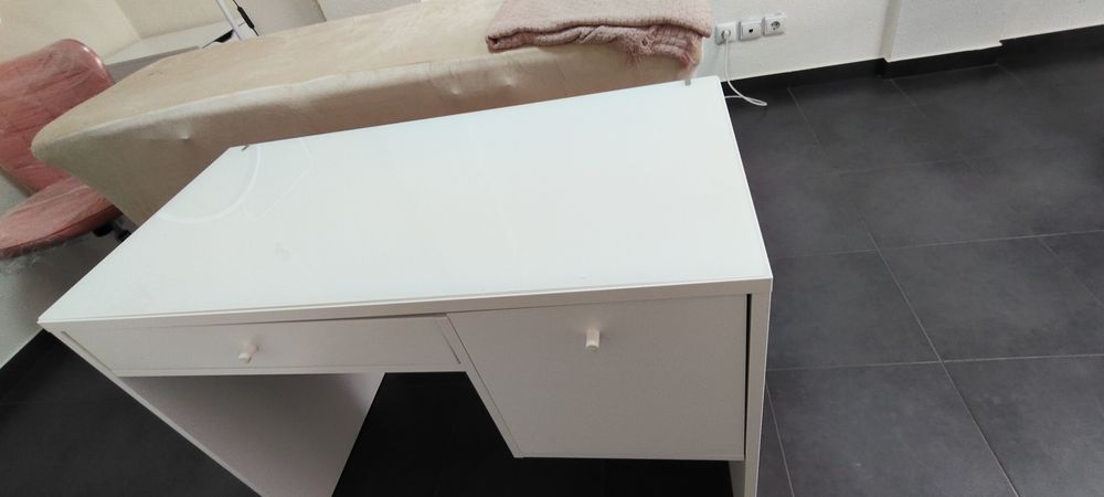 Mesa com pouco tempo de uso *