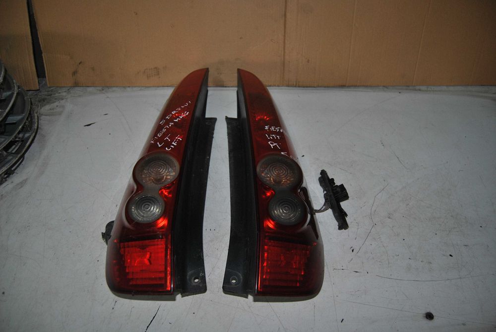 Lampa tył P/L Ford Fiesta Mk6 wersja 5d