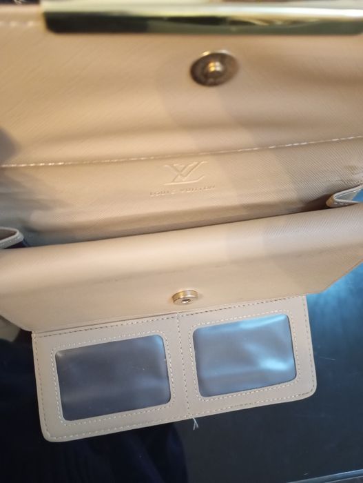 Vendo carteira espaçosa