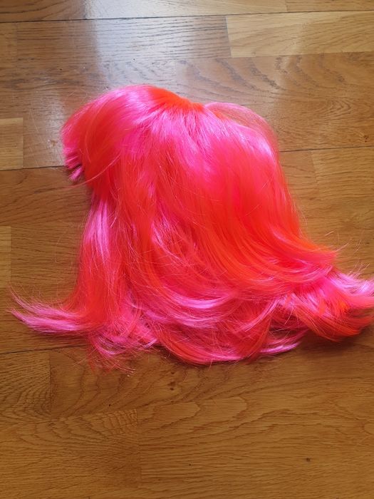 Peruka bob z grzywką neonowy różowy  Halloween karnawal cosplay