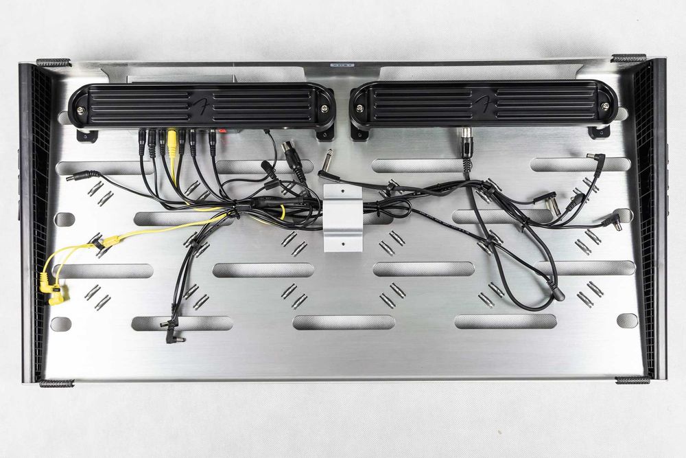 Fender Professional Pedalboard L + zasilacz Harley Benton PowerPlant ISO-2 PRO