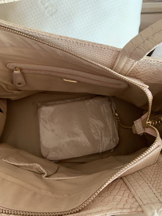 Mala Guess nova com pochete rosa