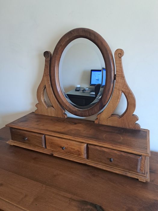 Toucador em castanho velho maciço.