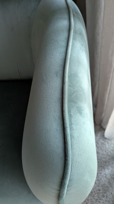 Poltrona elegante com tecido aveludado