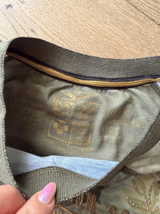 Koszulka moro z złotymi aplikacjami – militarny styl