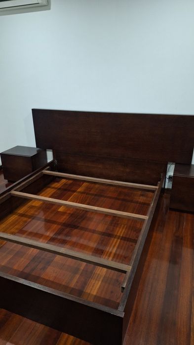 Cama de casal na cor vengue