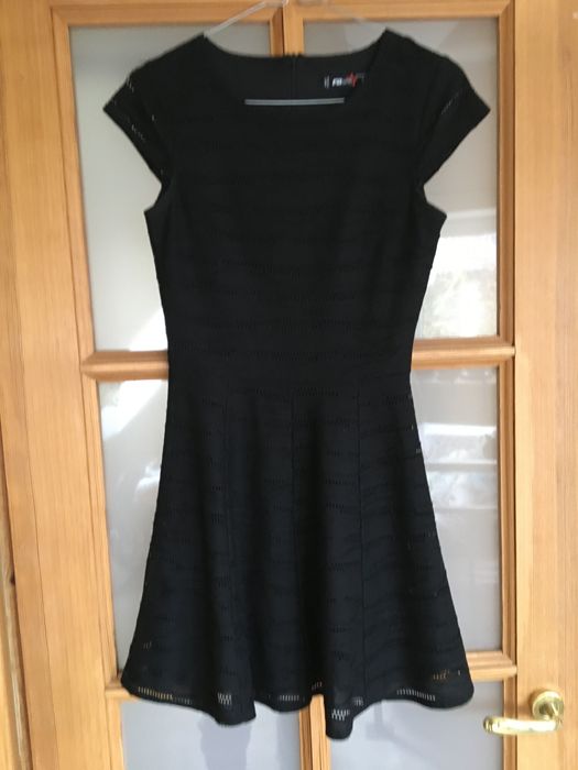 FB Sister czarna z koronki koktajlowa podszewka krótki rekaw XS