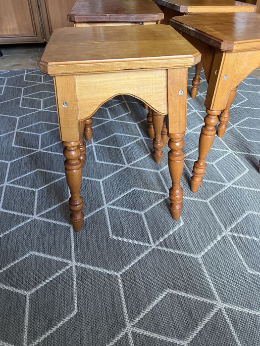 Табуретки дерев’яні лаковані