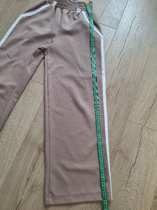 Трикотажные широкие штаны и свитшот.