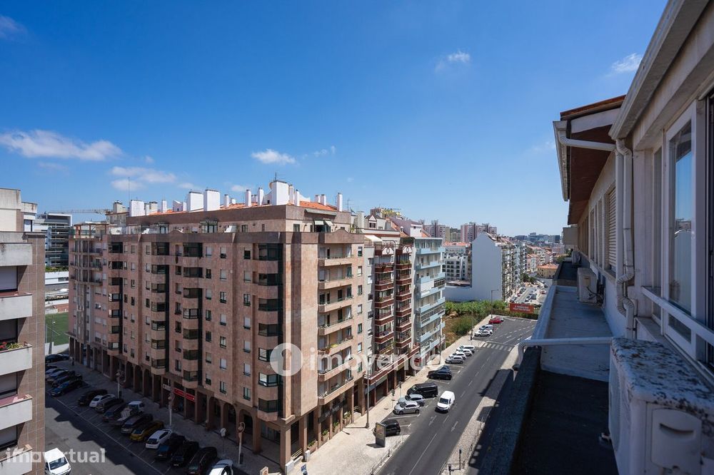 Apartamento T3, com arrecadação e boas áreas, na Estrada da Luz
