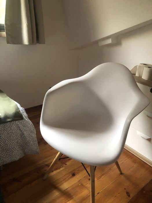 Cadeirão estilo escandinavo branco
