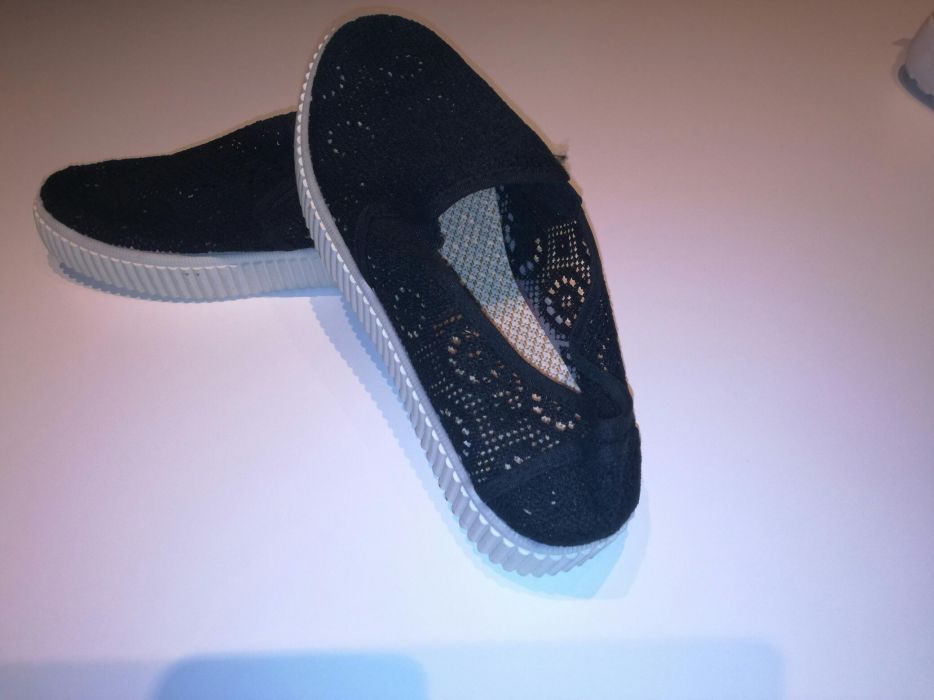 Conjunto 1Sapatilhas e 1sendálias de rede novas