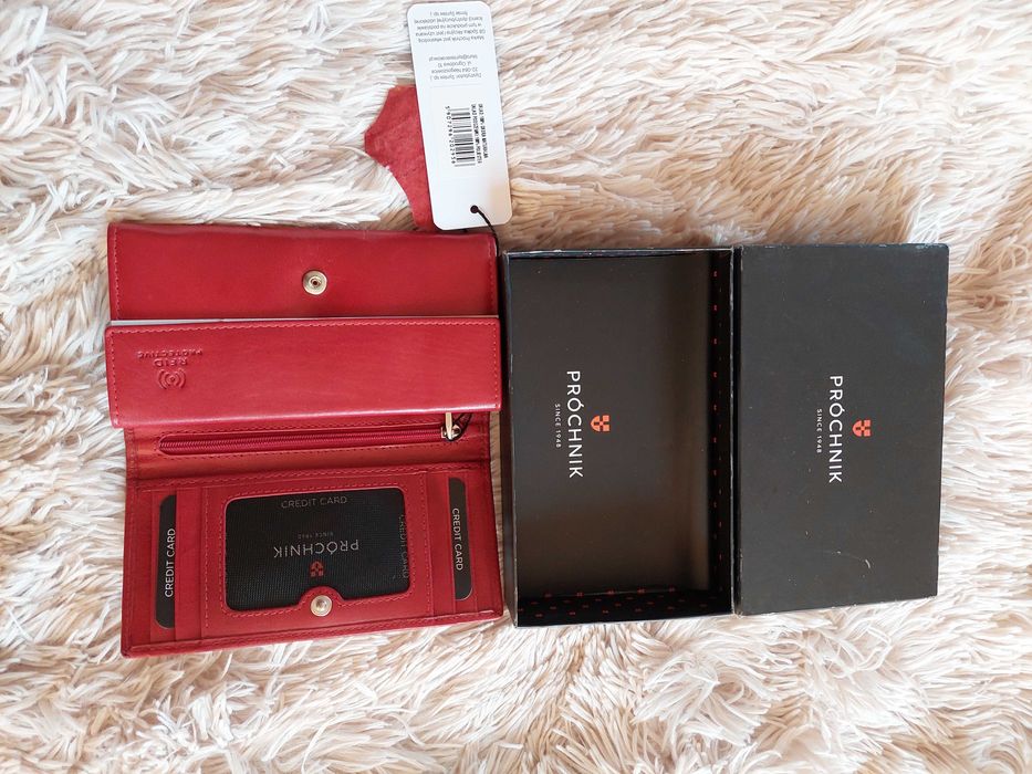 Czerwony skórzany portfel damski  marki Próchnik