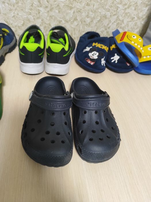 Дитячі кросівки крокси шльопанці капці тапочки босоніжки