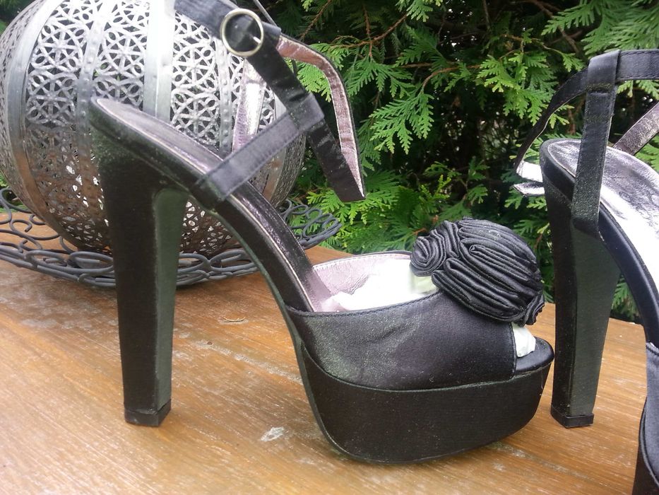 nowe piękne buty na obcasie