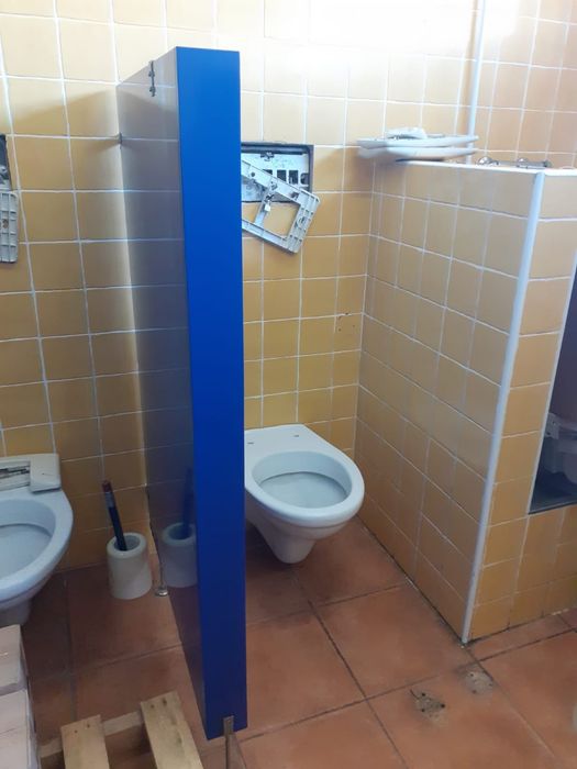 Equipamento WC Completo c/ Divisórias, Sanitas e Banca Inox