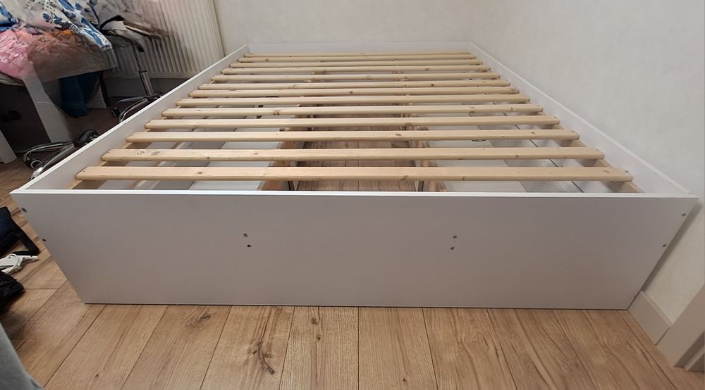 Ikea łóżko z szufladami.