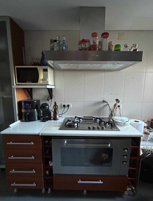 Móvel com forno e exaustor