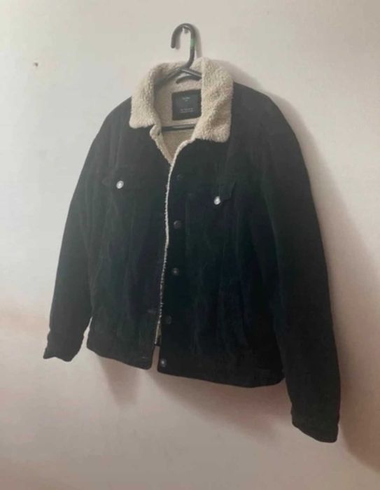 Casaco Bershka bombazina preto com forro de lã branco