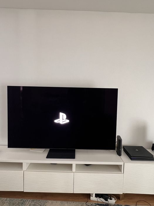 PS4 Pro com 2 comandos e caixa