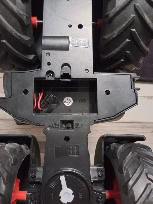 Traktor z przyczepą zdalnie sterowany
