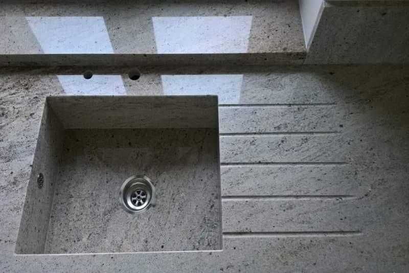 Blaty, parapety z kamieni, konglomeratow.
