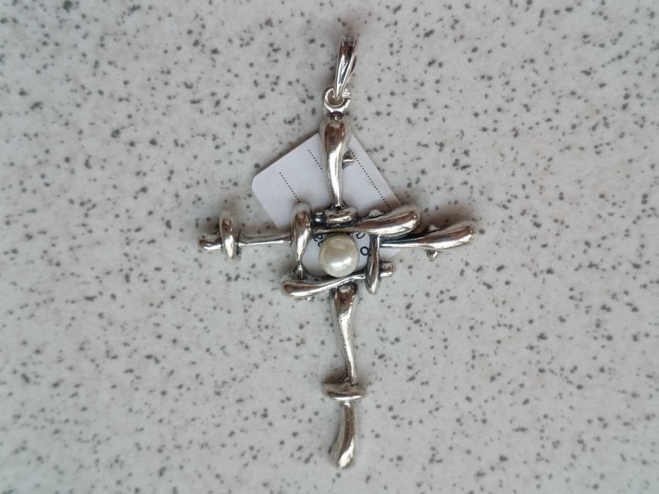 Srebrna zawieszka z perłą S925 Wisiorek Krzyż Krzyżyk