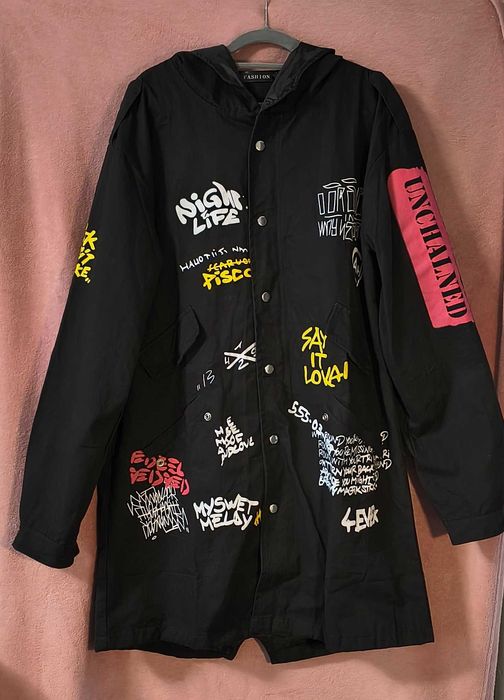 Kurtka płaszcz, czarna graffiti, kaptur, kieszenie unisex L
