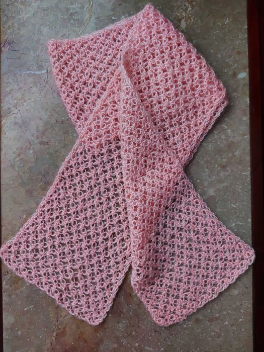 Cachecol de malha feito à mão, com trabalhado em crochê