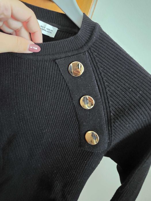 Zara | Camisola preta com detalhes dourados, tamanho S