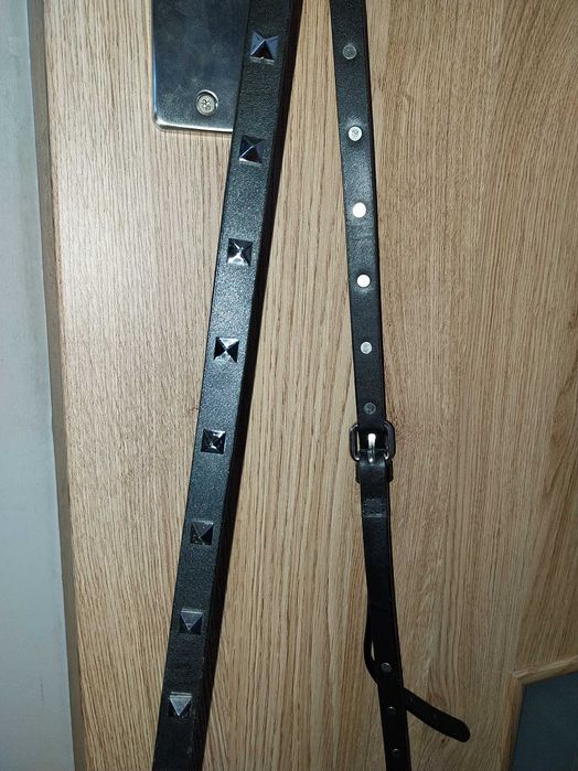 Młodzieżowe torebki, jedna  z ćwiekami