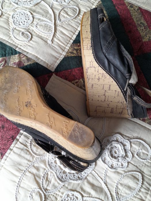 Sandálias muito bonitas de pele pretas abertas a frente, com presponto