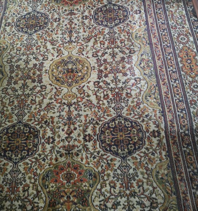 Carpete com motivos florais.