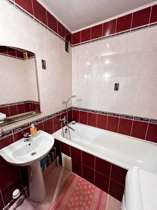 Продам 2-кімнатну квартиру в центрі міста — 54 м², меблі та техніка залишаються