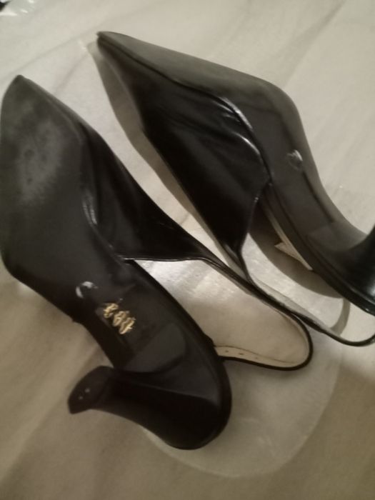 Vendo sapatos de cerimónia, usei 2 vezes, são em pele.