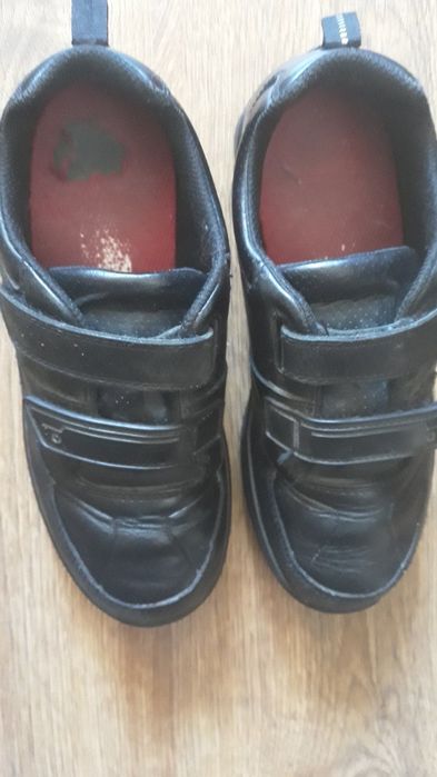 Шкіряні чорні кросівки Clarks, розмір 34