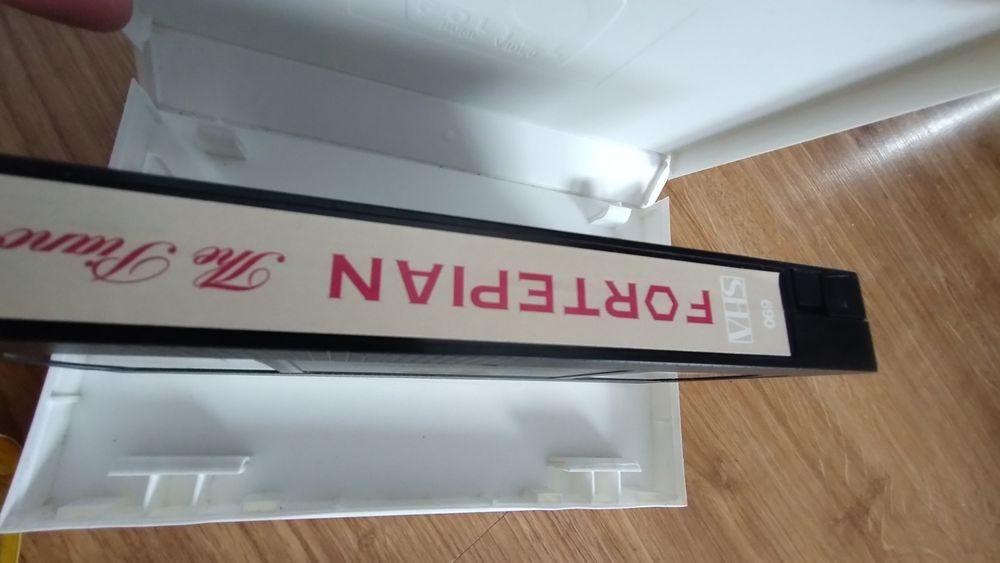 4 kasety VHS state