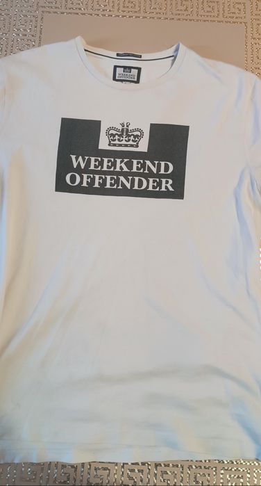 Оригінальна футболка Weekend Offender у відмінному стані

• Бренд: Wee