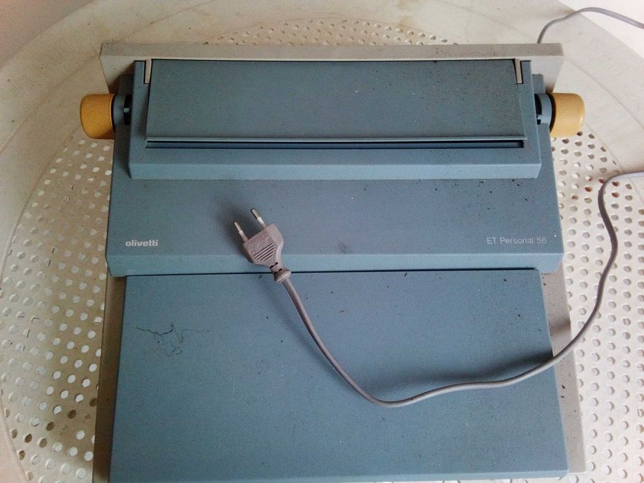 máquina de escrever elétrica Olivetti