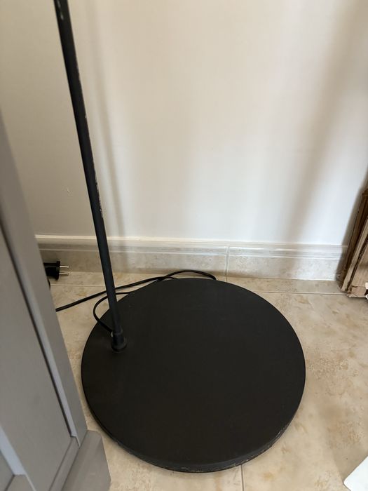 Candeeiro de pé em arco preto com abajour