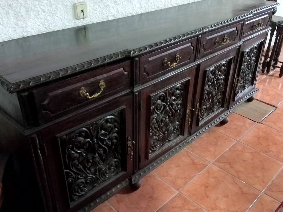 Móvel de pau preto com 4 compartimento s