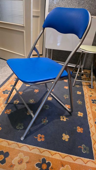 Folding chair with lightweight metal frame