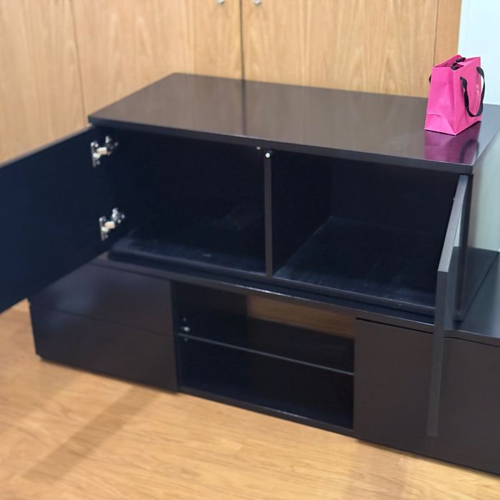 Móvel Tv composto por duas partes com compartimentos e prateleiras