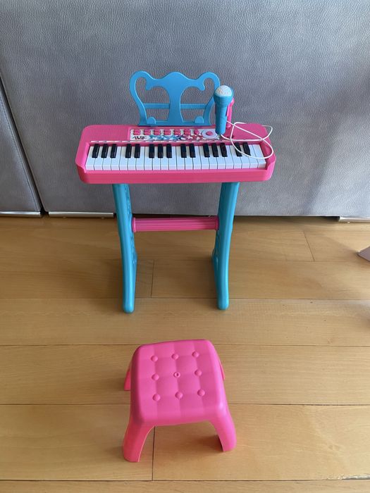 Piano de brinquedo para criança
