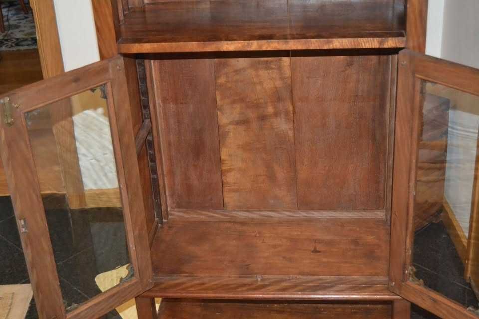 Movel Expositor Centenário em Madeira